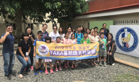我們在學校歡迎台灣人和中國人