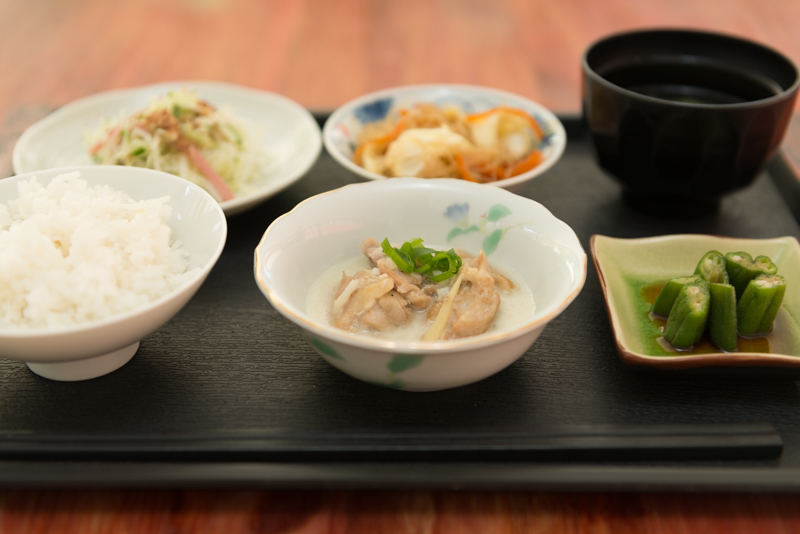 セブで一番おいしいというランチ！日本米で子供にも安心の食事です。