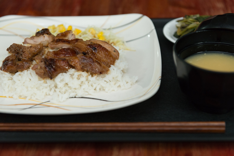 夕食付きプラン。日本食メニューも人気で、鶏の照り焼き、味噌汁、野菜もバランスよく！